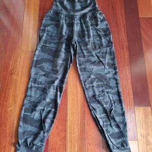 Athleta Salutation Black Camo Jogger size xxs